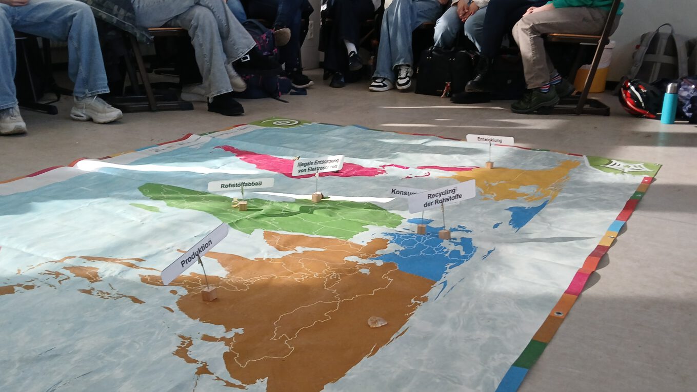 Vom Rohstoff bis zum Müll – Der Relikurs 10 verfolgt die Reise eines Smartphones